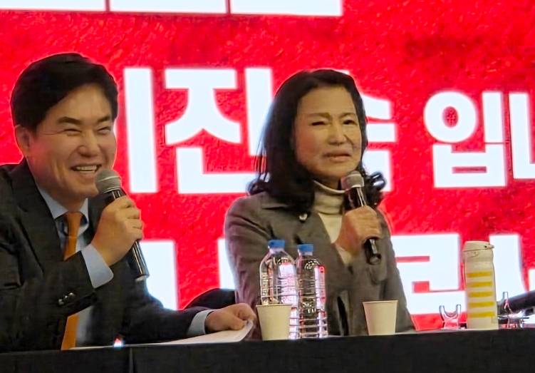 이진숙(오른쪽) 전 방송통신위원장이 9일 오후 대구 그랜드호텔에서 출판기념회를 열고 있다. 2026.2.9 [사진=연합뉴스]