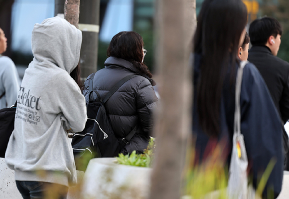 전국 대부분 지역의 아침 최저기온이 한 자릿수로 떨어진 20일 오전 서울 광화문광장에서 시민들이 몸을 움츠린 채 출근길을 서두르고 있다. 2025.10.20 [사진=연합뉴스]