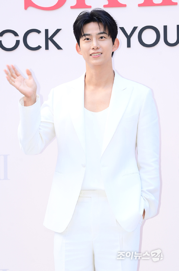 2PM 옥택연이 3일 오후 서울 성동구 성수동 앤더슨씨에서 열린 SK-II 팝업스토어 오픈 기념 포토 행사에 참석하고 있다. [사진=정소희 기자]
