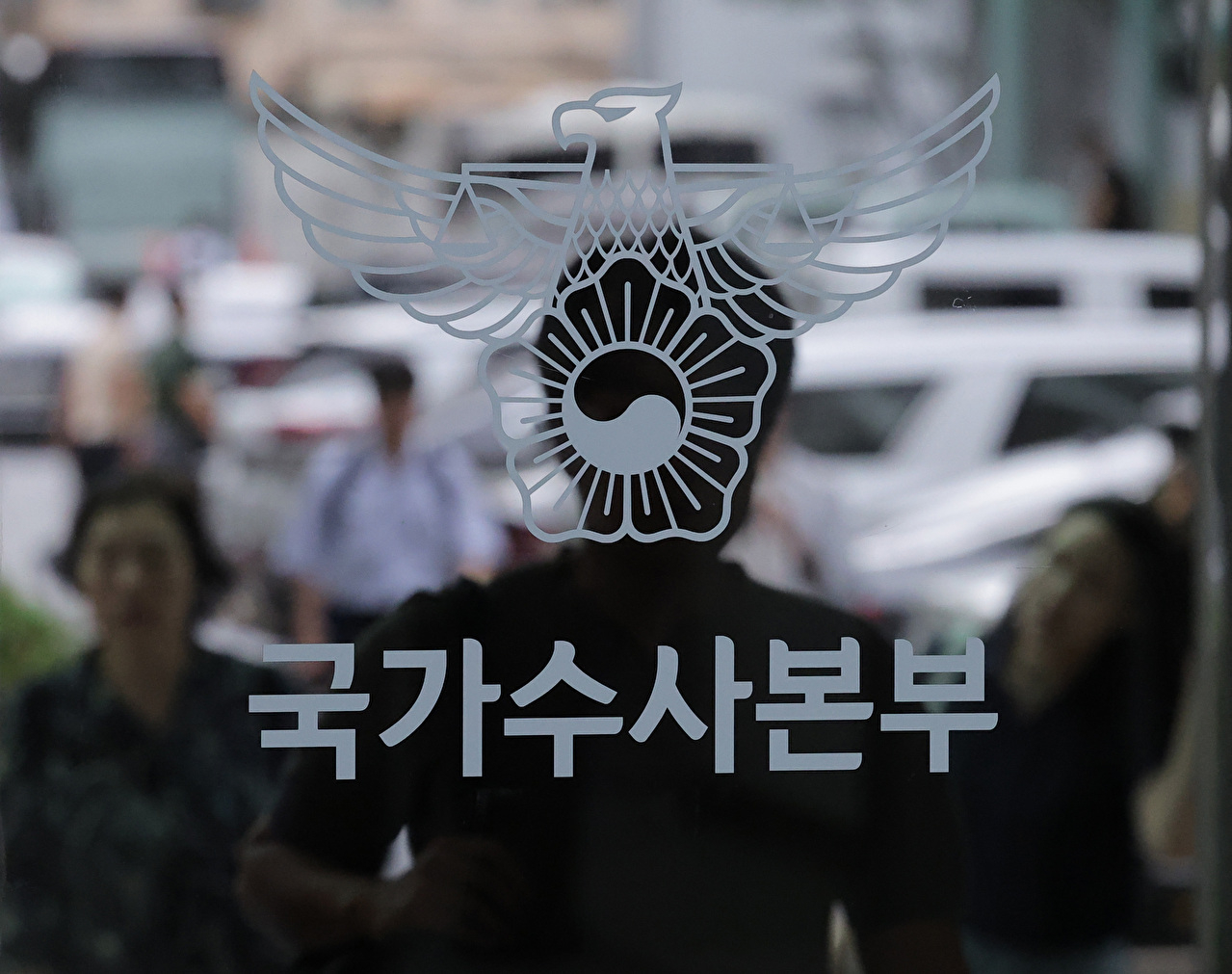 경찰청 장윤기 사건 관련 진상규명 특별수사단이 21일 수사 과정의 보고&middot;지휘 체계를 확인하기 위해 서울 서대문구 경찰청 국가수사본부를 압수수색 중인 가운데 국수본 로비 앞에 경찰 관계자들이 지나가고 있다. 2026.7.21 [사진=연합뉴스]