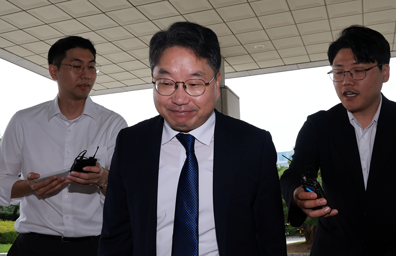 노만석 검찰총장 직무대행이 더불어민주당과 정부가 검찰청 폐지와 공소청, 중수청을 신설하는 내용 등을 담은 정부조직법 개편안을 발표한 다음날인 지난 8일 오전 서울 서초구 대검찰청에 출근하고 있다. [사진=연합뉴스]