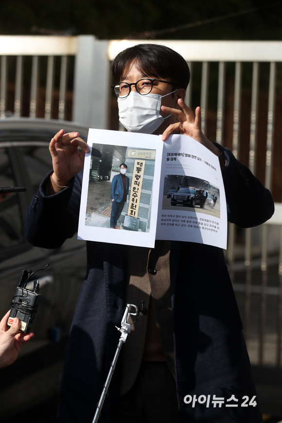 대통령직인수위원회 과학기술교육분과 실무위원에서 해촉된 조상규 변호사가 29일 오전 서울 종로구 통의동에 위치한 대통령직인수위원회 앞에서 기자회견을 하고 있다. [사진=인수위사진기자단]