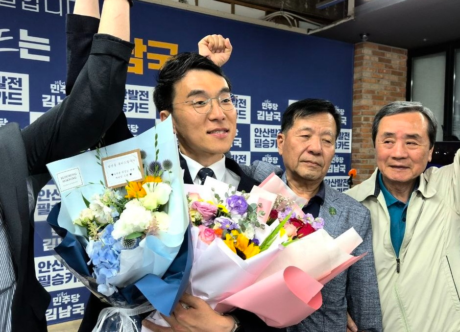 경기 안산갑 국회의원 보궐선거에서 승리한 더불어민주당 김남국 의원이 지난 4일 경기도 안산 캠프 사무실에서 당선이 확정된 뒤 기뻐하고 있다. 2026.6.4 [사진=연합뉴스]