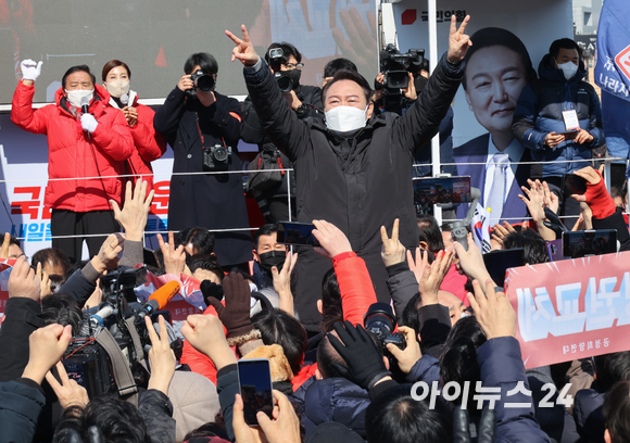 윤석열 국민의힘 대선후보가 17일 오전 경기도 용인 수지구에서 '역동적 혁신성장 대한민국 만들기' 선거 유세를 하며 유권자들에게 지지를 호소하고 있다. [사진=국회사진취재단]