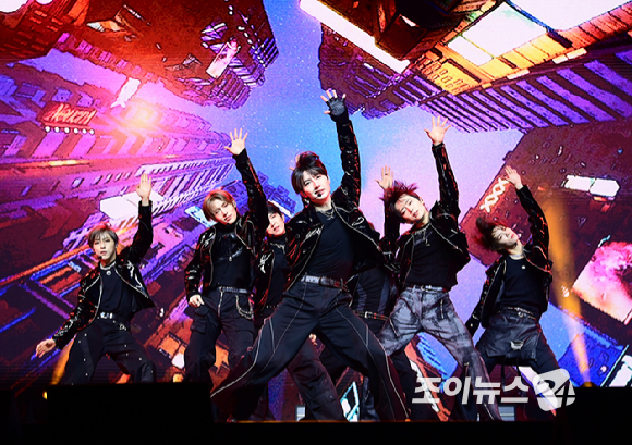 그룹 누에라가 26일 오후 서울 한남동 블루스퀘어에서 열린 누에라(NouerA) 'Chapter: New is Now' 데뷔 쇼케이스에 참석해 타이틀곡 'N.I.N(New is Now)' 무대를 선보이고 있다. [사진=정소희 기자]