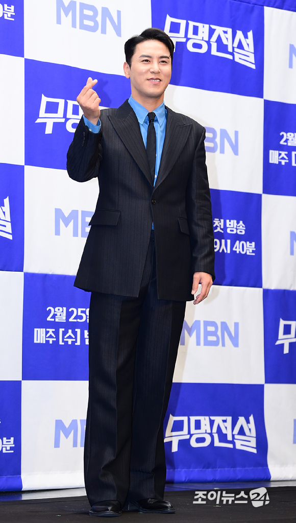 가수 장민호가 25일 오후 서울 마포구 스탠포드호텔에서 열린 MBN 초대형 트롯 오디션 '무명전설-트롯 사내들의 서열전쟁' 제작발표회에 프로그램 MC로 참석하고 있다.