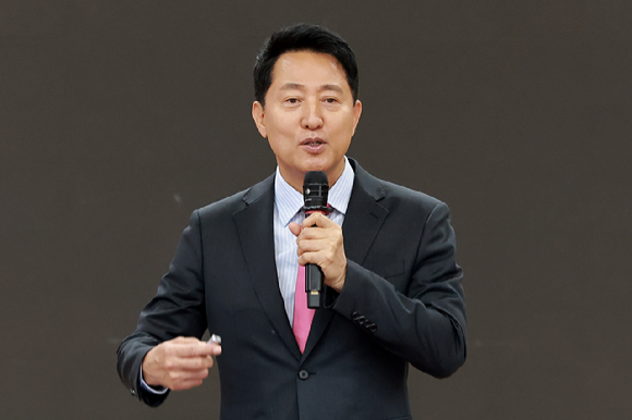 오세훈 서울시장이 24일 국회 의원회관에서 국민의힘 김기현 의원이 회장인 대한민국 미래혁신포럼 주최로 열린 세미나에 참석해 '6&middot;3 지방선거 진단과 향후 과제 - 보수가치의 회복과 미래'를 주제로 강연하고 있다. [사진=연합뉴스]