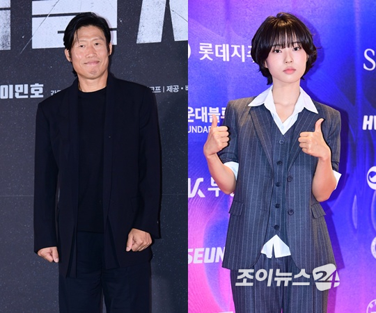 7일 부산 시그니엘 부산 그랜드 볼룸에서 열린 2026 제35회 부일영화상에 시상식에서 '세계의 주인' 윤가은 감독, 김세훈 대표, 구정아 대표, 배우 서수빈이 포토타임을 갖고 있다. [사진=정소희 기자]