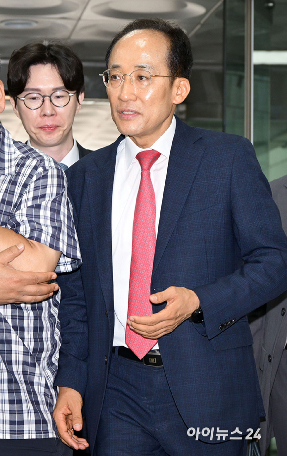 내란 중요임무 종사 혐의로 기소된 추경호 대구시장 당선인이 17일 서울 서초구 서울중앙지방법원에서 열린 1심 속행 공판에 출석하고 있다. [사진=사진공동취재단 ]