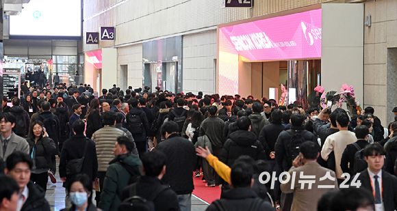 11일 서울 강남구 코엑스에서 열린 '세미콘 코리아 2026'에서 관람객들이 줄지어 입장하고 있다. [사진=곽영래 기자]