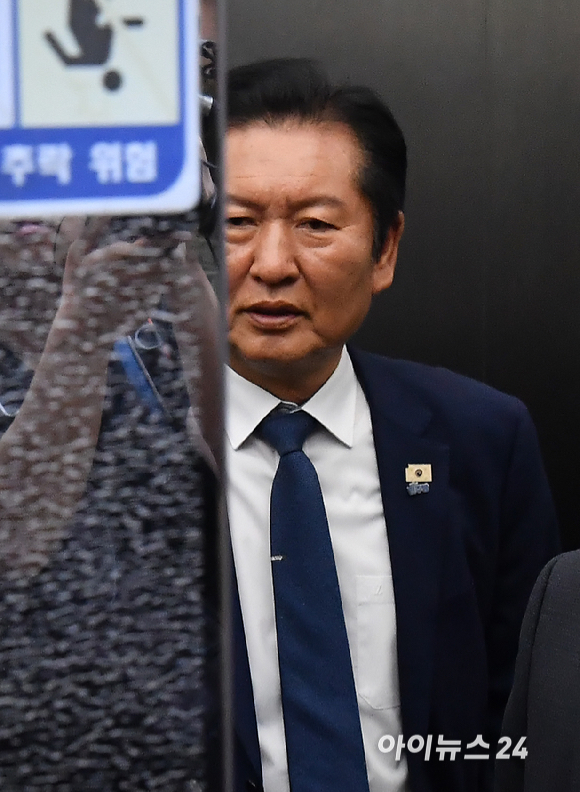 정청래 더불어민주당 대표가 10일 서울 여의도 국회에서 최고위원회의를 마친 뒤 이동하고 있다. [사진=곽영래 기자]