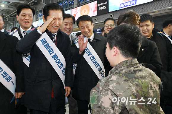 정청래 더불어민주당 대표가 13일 서울 용산역에서 설 귀성객 인사를 하며 아이와 인사를 하고 있다. [사진=곽영래 기자]