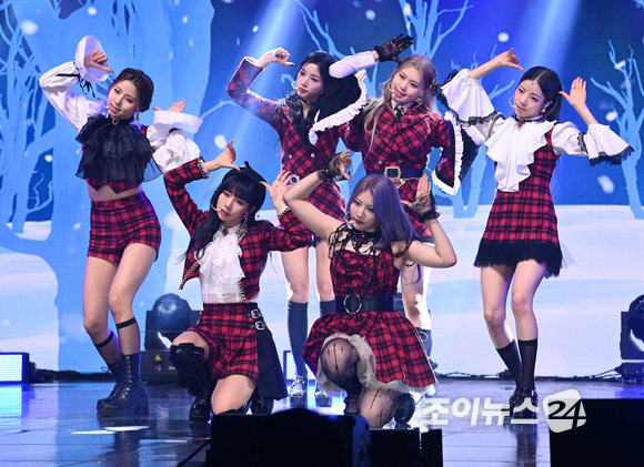 그룹 퍼플키스가 15일 오후 서울 광진구 자양동 건국대학교 위니아트에서 열린 다섯 번째 미니앨범 'Cabin Fever' 발매 기념 쇼케이스에서 공연을 하고 있다. [사진=김성진 기자]