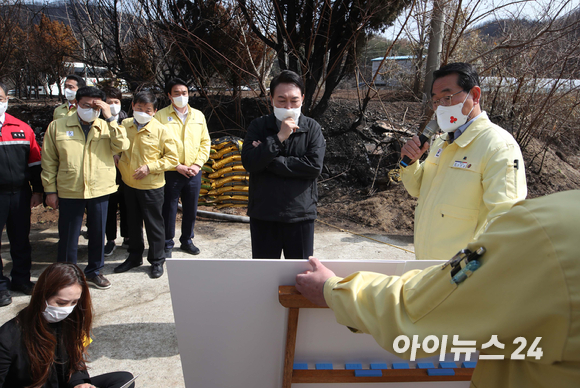 윤석열 대통령 당선인이 15일 경북 울진군 북면 검성리 산불피해현장을 방문해 전찬걸 울진군수의 브리핑을 듣고 있다. [사진=국회사진취재단]