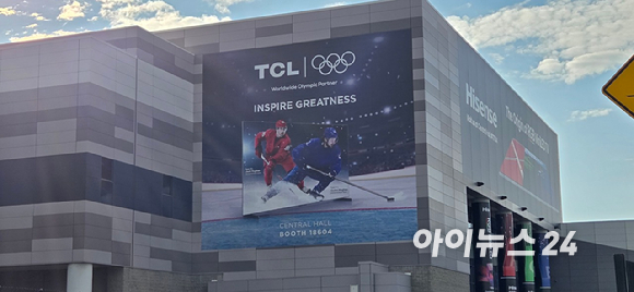 중국 TCL의 올림픽 광고가 걸린 CES 2026 전시장. [사진=박지은 기자]