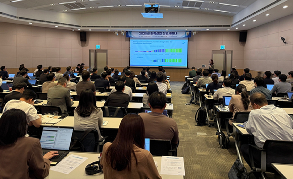 22일 FKI타워 컨퍼런스센터 3층 에메랄드홀에서 열린 '2025 하반기 화학산업 전망 세미나'에서 업계 실무자 등 150여명의 참석자들이 발표를 경청하고 있다. [사진=한국화학산업협회]