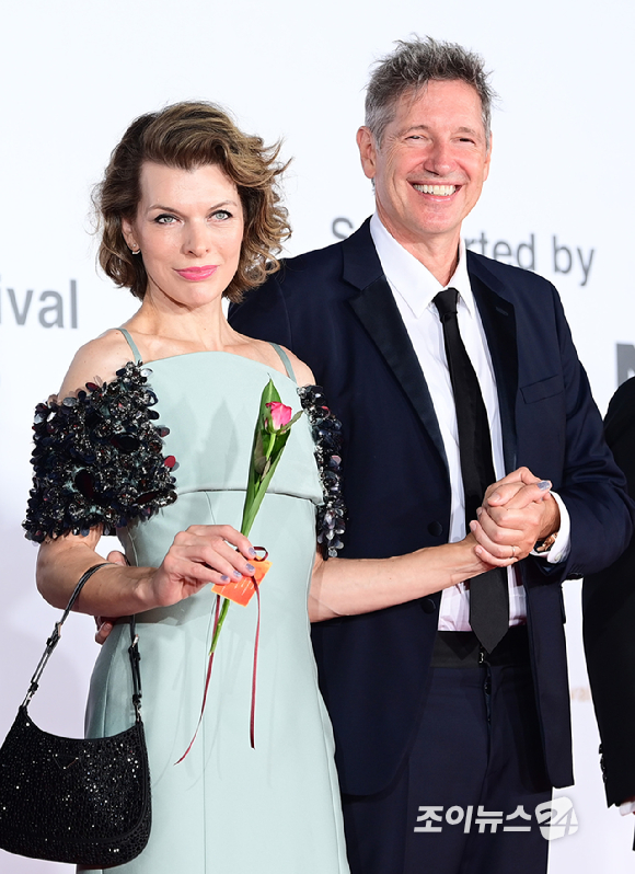 배우 밀라 요보비치가 17일 오후 부산광역시 해운대구 영화의 전당에서 열린 제30회 부산국제영화제 개막식 레드카펫 행사에 참석하고 있다. [사진=정소희 기자]