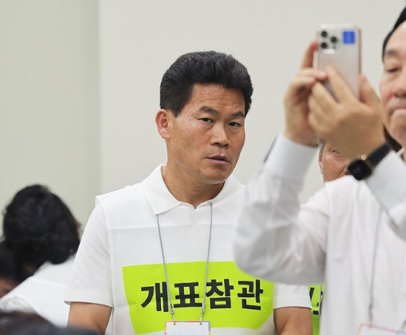 지난 27일 경남도선거관리위원회에서 6&middot;3 지방선거에서 44표 차로 당락이 갈린 경남 통영시장 선거에 대한 재검표가 진행되는 동안 전한길 씨가 현장을 보고 있다. [사진=연합뉴스 ]