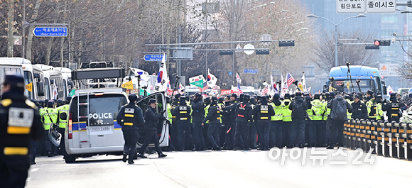 내란 수괴와 직권남용 등의 혐의를 받는 윤석열 대통령의 구속 전 피의자 심문(영장실질심사)을 앞둔 18일 서울 마포구 서부지방법원 인근에서 윤 대통령의 지지자들이 도로를 점령해 시위를 하고 있다. [사진=곽영래 기자]