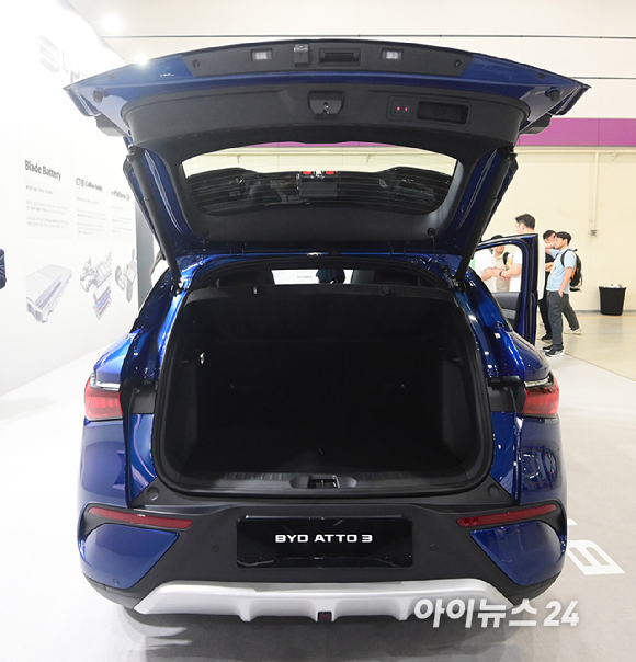 'EV 트렌드 코리아 2026'이 25일 서울 강남구 코엑스에서 열렸다. BYD코리아 부스에 순수 전기차 '아토 3 플러스'가 전시되고 있다. [사진=정소희 기자]