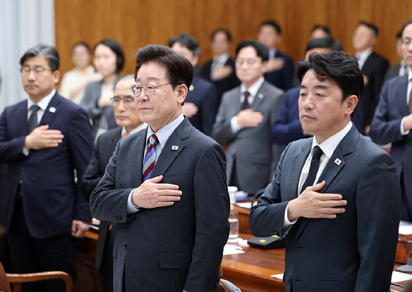 이재명 대통령이 29일 청와대에서 열린 메가프로젝트 제3차 민관합동 점검회의에서 국민의례를 하고 있다. 오른쪽은 강훈식 대통령비서실장. 2026.9.29 [사진=연합뉴스]