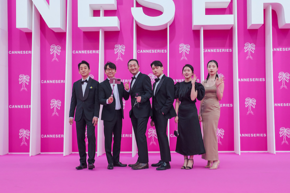 왓챠의 오리지널 드라마 '좋좋소' 배우들이 프랑스 칸에서 열린 칸 국제 시리즈 페스티벌 핑크카펫에 서서 포즈를 취하고 있다. [사진=왓챠 ]