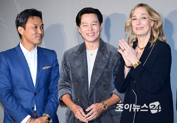 배우 이서진이 28일 오후 서울 강남구 송은에서 열린 불가리(BVLGARI) 비제로원 전시 개최 포토월 행사에 참석해 이정학 불가리코리아 대표와 라우라 부르데제 불가리 CEO와 기념촬영을 하고 있다. [사진=정소희 기자]