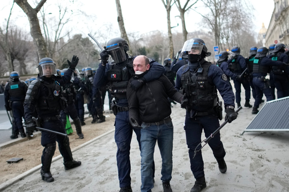 지난달 31일(현지시간) 프랑스 파리에서 경찰이 연금 개혁에 반대하는 시위 참가 남성을 연행하고 있다. 이날 파리를 비롯한 전국의 도시에서 연금 개혁에 반대해 시위를 벌였고 주요 8개 노조는 하루 동안 2차 파업에 들어갔다. [사진=뉴시스]