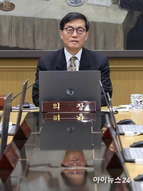 이창용 한국은행 총재가 10일 서울 중구 한국은행 본관에서 열린 금융통화위원회 본회의를 주재하고 있다. 2026.04.10 [사진=사진공동취재단]