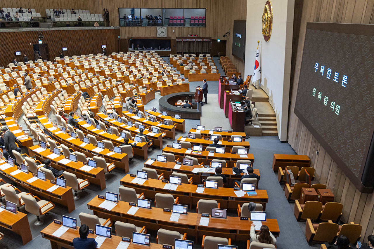 개혁신당 천하람 의원이 15일 국회에서 열린 2026년 1월 임시국회 1차 본회의에 2차 종합특검법이 상정되자 이 법안에 반대해 무제한 토론(필리버스터)를 하고 있다. 2026.1.15 [사진=연합뉴스]