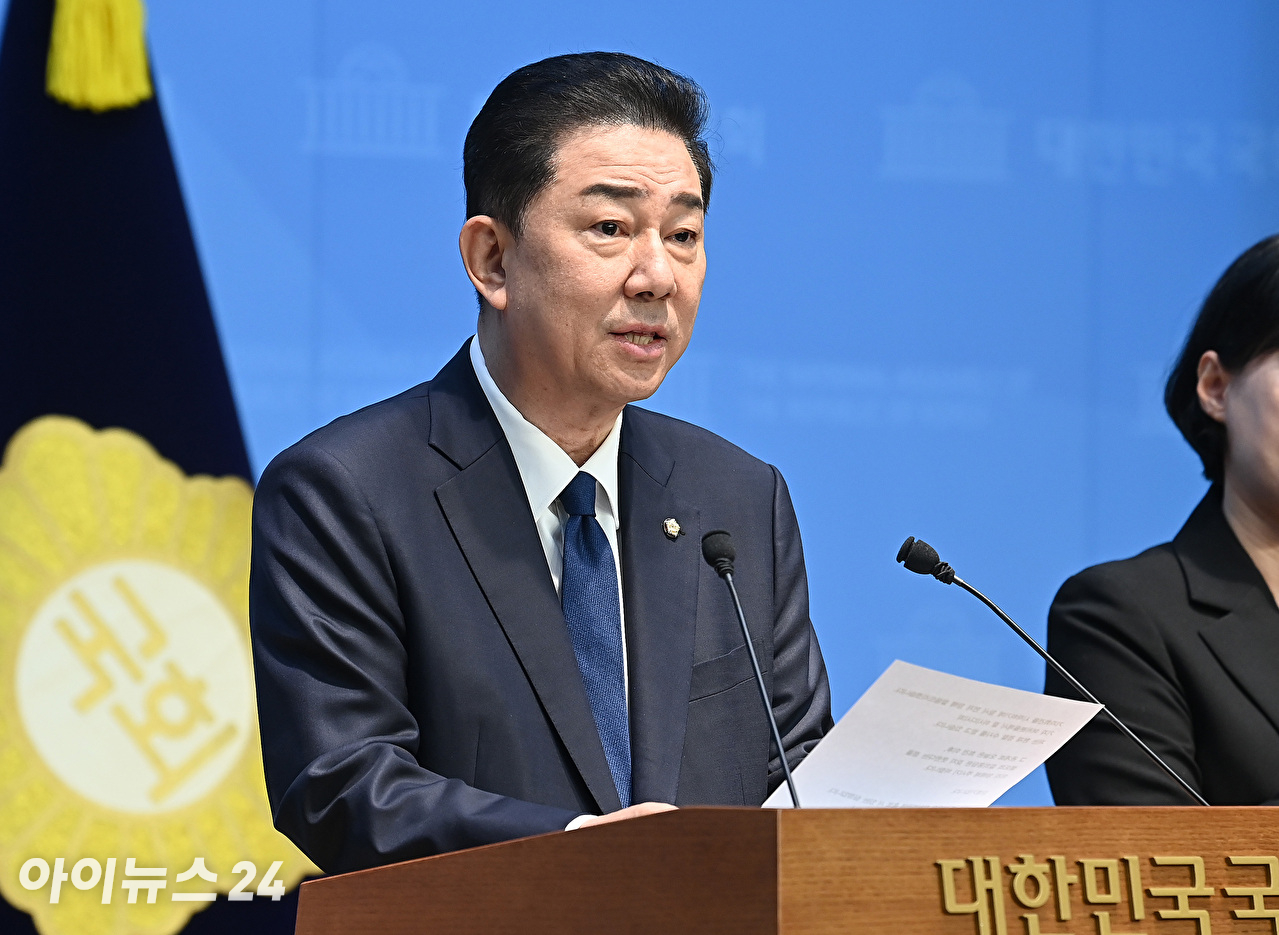 김병기 더불어민주당 의원이 19일 서울 여의도 국회 소통관에서 현안 관련 기자회견을 하고 있다. [사진=곽영래 기자]