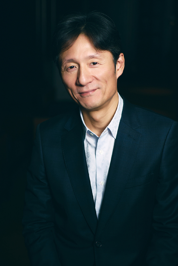 이상일 감독이 영화 '국보' 인터뷰에 앞서 포즈를 취하고 있다. [사진=미디어캐슬]