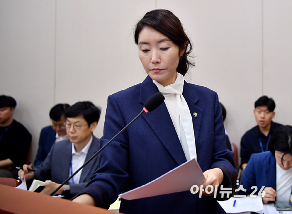강선우 여성가족부 장관 후보자가 14일 서울 여의도 국회 여성가족위원회에서 열린 인사청문회에서 모두발언을 하고 있다. [사진=곽영래 기자]