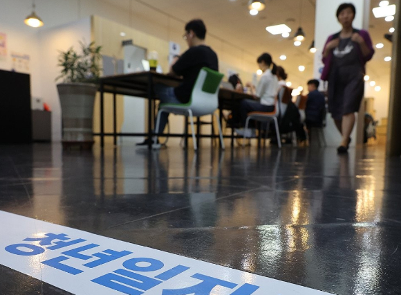 지난해 청년 10명 중 3명은 &lsquo;번아웃&rsquo;을 경험한 것으로 조사됐고, 청년 자살률도 2년 연속 증가했다는 보고서가 제시됐다. 사진은 본 기사 내용과 무관. [사진=watv]