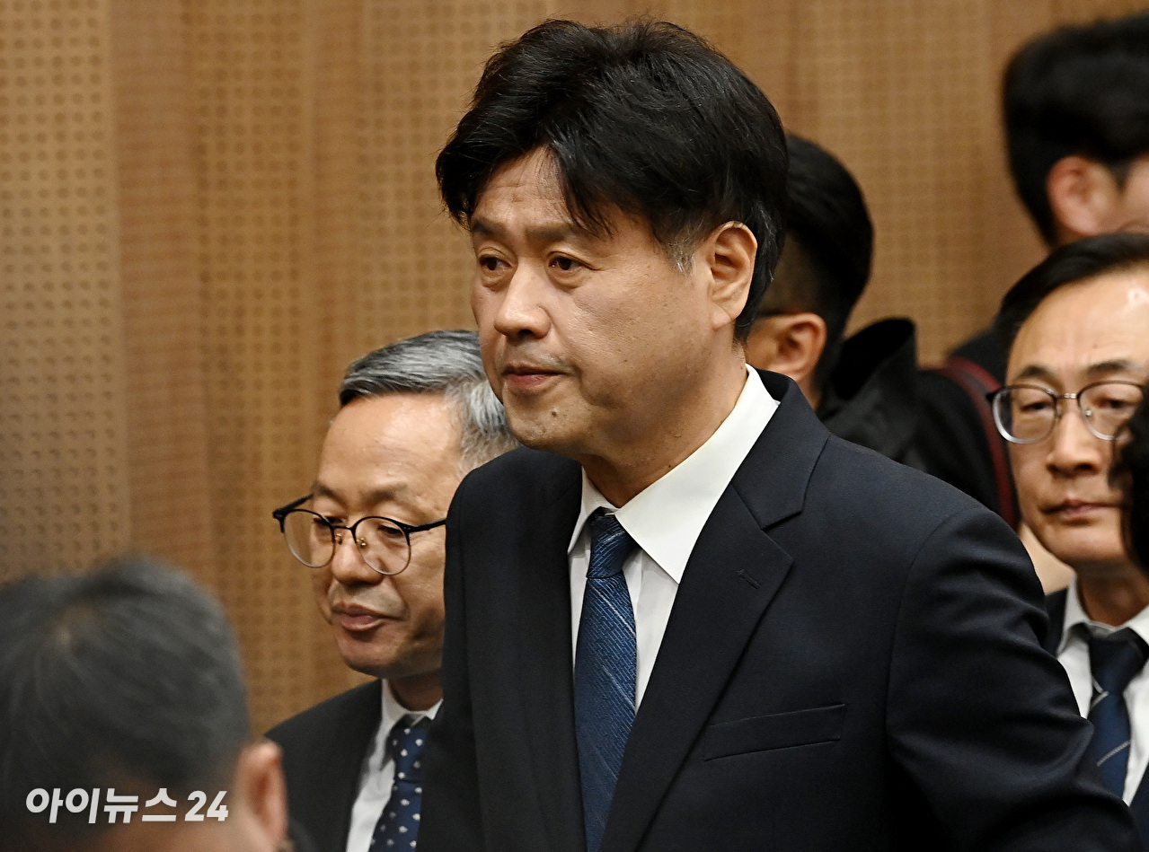 더불어민주당 전략공천 대상에서 제외된 김용 전 민주연구원 부원장이 28일 서울 여의도 국회 소통관에서 기자회견을 마친 뒤 회견장을 나서고 있다. [사진=곽영래 기자]