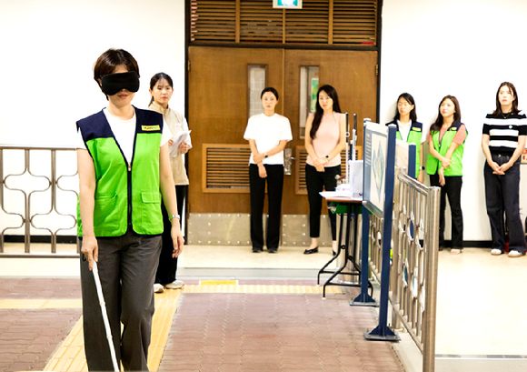 21일 진에어 객실·공항 근무 직원들이 국립재활원에서 장애체험교육에 참여하고 있다. [사진=진에어]