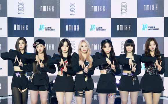 그룹 엔믹스가 1일 오후 온라인으로 진행된 NMIXX(엔믹스) 데뷔 싱글 'AD MARE' 발매기념 기자간담회에 참석해 포즈를 취하고 있다. [사진=JYP엔터테인먼트]
