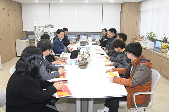 달성군과 '신산업 기술이전 및 사업화지원사업’수혜기업 대표들과의 간담회가 열리고 있다. [사진=달성군]