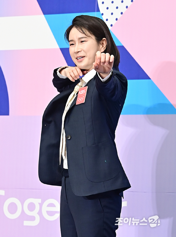 해설위원 기보배가 26일 오전 서울 여의도 KBS신관에서 열린 '2024 파리 하계올림픽 KBS 방송단 발대식'에서 기념촬영을 하고 있다. [사진=곽영래 기자]