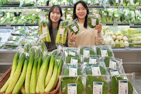 서울시 송파구 롯데마트 제타플렉스 잠실점에서 정혜원(왼쪽), 김시은 상품기획자가 스마트팜 채소를 소개하고 있다. [사진=롯데마트]