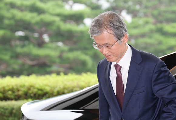 조희대 대법원장이 20일 서울 서초구 대법원으로 출근하고 있다. 국회 법제사법위원회는 지난 19일 전체회의에서 조희대 대법원장 출석 요구 안건을 더불어민주당 주도로 의결했다. 2026.8.20 [사진=연합뉴스]