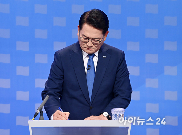 송영길 더불어민주당 당대표 후보가 12일 서울 목동 SBS에서 열린 당대표 후보자 토론회를 준비하고 있다. [사진=곽영래 기자]