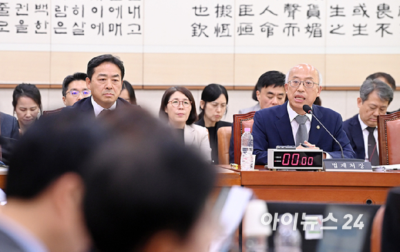 조원철 법제처장이 15일 서울 여의도 국회에서 열린 법제사법위원회 국정감사(법제처)에서 의원 질의에 답변하고 있다. [사진=곽영래 기자]