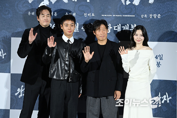 배우 유지태, 박지훈, 유해진, 전미도가 19일 오전 서울 용산구 CGV용산아이파크몰점에서 열린 영화 '왕과 사는 남자'(감독 장항준) 제작보고회에 참석해 포즈를 취하고 있다. [사진=문수지 기자]