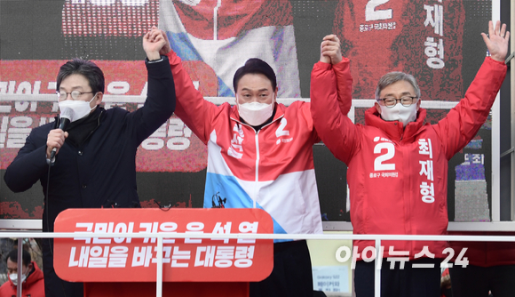 윤석열 국민의힘 대선후보가 17일 서울 종로구 동묘앞거리에서 열린 집중 유세에서 유승민 전 의원, 종로 보궐선거에 출마한 최재형 전 감사원장과 함께 지지를 호소하고 있다. [사진=국회사진취재단]