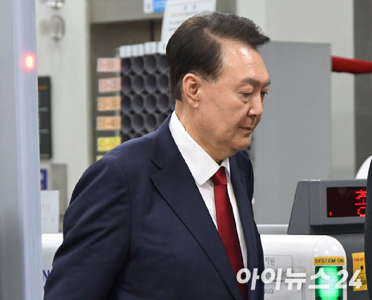 12·3 비상계엄과 관련해 특검의 수사를 받는 윤석열 전 대통령이 두 번째 구속 전 피의자 심문(영장실질심사)을 받기 위해 지난 9일 서울 서초구 중앙지법으로 출석하고 있다. [사진=사진공동취재단]