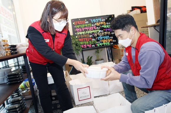 LG전자 직원들이 자영업 식당에서 취약계층에게 전달할 명절음식 키트를 준비하고 있는 모습 [사진=LG전자]