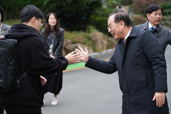 2024학년도 대학수학능력시험일인 지난달 16일 부산광역시 부산진구 경남공업고등학교에서 하윤수 부산광역시교육감이 수험생을 격려하고 있다. [사진=부산광역시교육청]