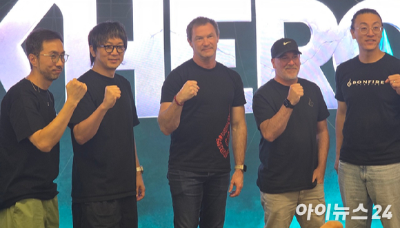 (왼쪽부터) 제레미 크레이그 알케론 게임 디렉터, 민 킴 본파이어 스튜디오 최고전략책임자(CSO), 롭 팔도 본파이어 스튜디오 대표, 정우용 드림에이지 대표, 서총동 드림에이지 사업실장이 지난 15일 서울 동대문 젠지게이밍익스피리언스(GGX)에서 열린 알케론 핸즈온 데이 기자간담회에서 기념촬영을 하고 있다. [사진=드림에이지]