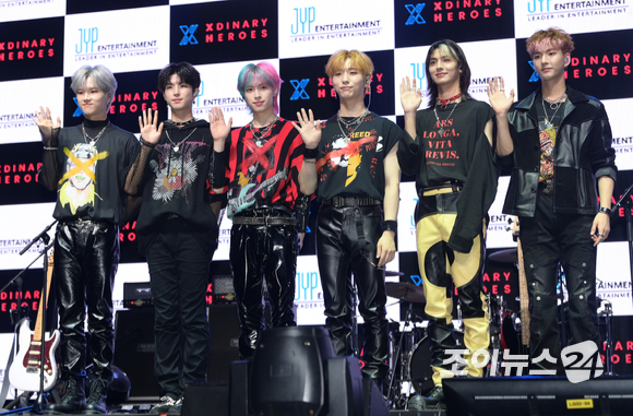 밴드 엑스디너리 히어로즈가 20일 오후 서울 용산구 한남동 블루스퀘어에서 진행된 첫 번째 미니 앨범 '헬로, 월드!(Hello, world!)' 발매 기념 쇼케이스에 참석해 포즈를 취하고 있다. [사진=정소희 기자]